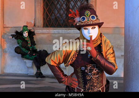 Zwei kostümierten Damen außerhalb der Dogenpalast während des Karnevals von Venedig (Carnevale di Venezia) in Venedig, Italien Stockfoto