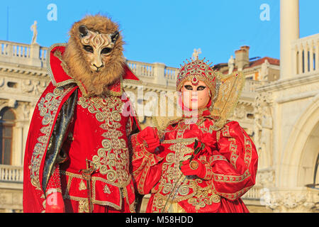 Die Schöne und das Biest während des Karnevals von Venedig (Carnevale di Venezia) in Venedig, Italien Stockfoto