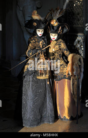 Zwei freundliche Damen in wunderschönen, traditionellen Kleider während des Karnevals von Venedig (Carnevale di Venezia) in Venedig, Italien Stockfoto