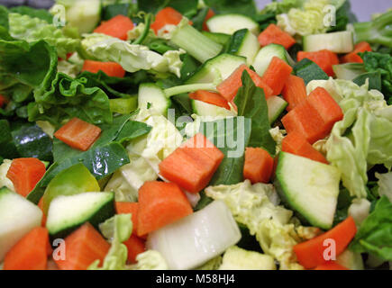 Frische organische Gemüse, Minestrone Zutaten: Karotten, Brokkoli, Sellerie, Paprika, Zucchini, Zucchini, Kohl, Rüben. Vegetarisches Essen, w Stockfoto