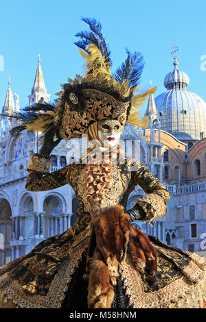 Eine liebenswürdige Dame in einem wunderschönen traditionellen Kleid während des Karnevals von Venedig vor Saint Mark's Basilika in Venedig, Italien Stockfoto