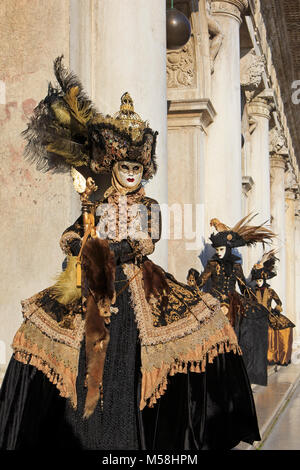 Drei freundlichen Damen in wunderschönen Trachten während des Karnevals von Venedig (Carnevale di Venezia) in Venedig, Italien Stockfoto