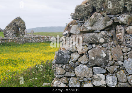 Moos und Flechten bedeckt verfallenen Mauern des alten Kapellen Howmore und Friedhof auf der Isle of South Uist, Äußere South Uist churcebrides, Schottland, Großbritannien Stockfoto