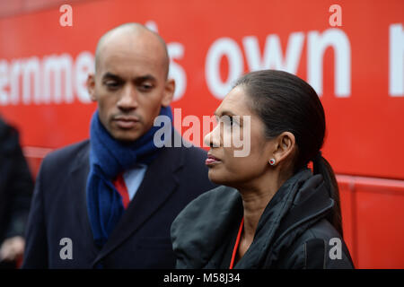 Labours Chuka Umunna (links) und Pro-EU-kämpferin Gina Miller an die Medien sprechen bei der Einführung der Brexit "Fakten" in der Großen College Street, London, bevor es eine Nationale 8 Tag Tour beginnt. Stockfoto