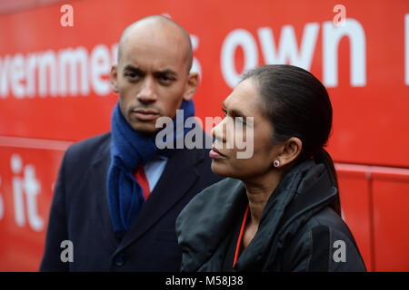 Labours Chuka Umunna (links) und Pro-EU-kämpferin Gina Miller an die Medien sprechen bei der Einführung der Brexit "Fakten" in der Großen College Street, London, bevor es eine Nationale 8 Tag Tour beginnt. Stockfoto