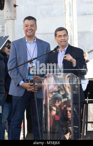 Der Frauen März in Los Angeles als ähnliche Marken in den Vereinigten Staaten am ersten Jahrestag der Präsident Donald Trump Einweihung inszeniert wurden. Mit: Alex Padilla, Kalifornien Staatssekretär, Xavier Becerra, Generalstaatsanwalt von Kalifornien Wo: Los Angeles, Kalifornien, Vereinigte Staaten, wenn: 20 Jan 2018 Credit: Sheri Determan/WENN.com Stockfoto