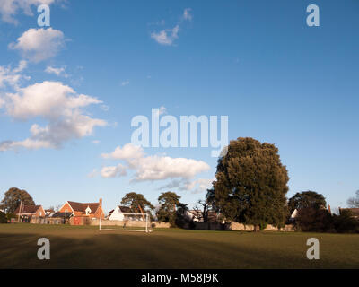 Öffnen Sie Gras Ebene mit Ziel Beiträge park Frühling blau bewölkter Himmel, Essex, England, Großbritannien Stockfoto