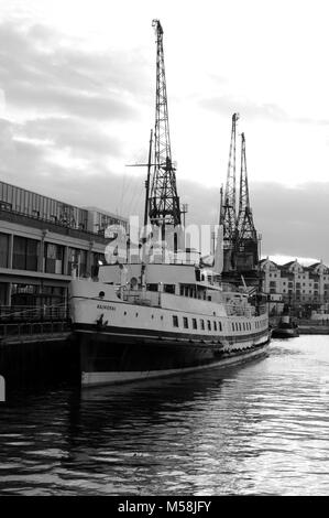 MV "Balmoral" durch die M vergossen in Wapping Wharf festgemacht, mit Stothert & Pitt electric Krane im Hintergrund, den Hafen von Bristol, UK. Stockfoto