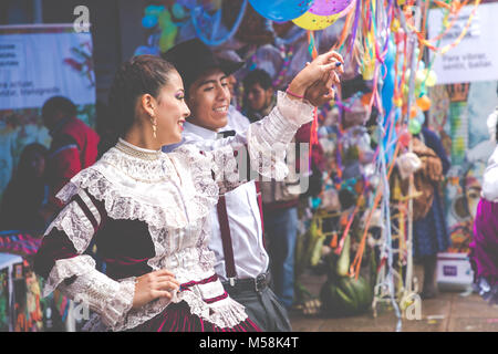 SUCRE, BOLIVIEN - Februar 8, 2018: Tänzer bei Sucre Karneval in Bolivien. Stockfoto