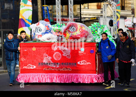 Chinese New Year Parade London 2018. Chinesischer Tanz Löwe kostüm Köpfe in Vorbereitung. Stockfoto