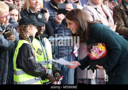 Die Herzogin von Cambridge erfüllt die Mitglieder von Northumbria Mini Polizei, eine Regelung, die Grundschulkinder die Möglichkeit, mit ihren lokalen Polizeibeamten zu arbeiten, da kommt sie an der Feuerwache Arts Center in Sunderland. Stockfoto