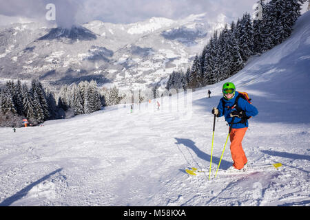 Männliche Skifahrer in Französische Alpen im Winter Schnee Skifahren auf der roten Route Skipiste Grand Cret zu Vercland, Samoens, Haute Savoie, Rhône-Alpes, Frankreich, Europa Stockfoto