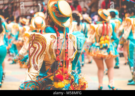 ORURO, BOLIVIEN - Februar 10, 2018: Tänzer in Oruro Karneval in Bolivien, als UNESCO-Weltkulturerbe Welt Heritag am 10. Februar 2018 in Oruro, Bolivi Stockfoto