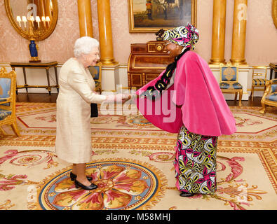 Queen Elizabeth II schüttelt Hände mit Frau Munition Aziza Baroud, der Botschafter der Republik Tschad, bevor präsentiert sie ihre Beglaubigungsschreiben während einer Privataudienz am Buckingham Palace in London. Stockfoto