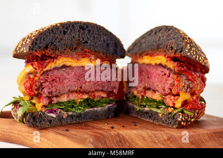 In Scheiben geschnitten saftiger Cheeseburger Stockfoto