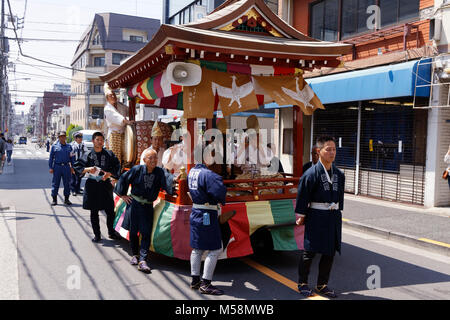 Die Daigyoretsu während der Sanja Matsuri Festival, Tokio, Japan. Stockfoto