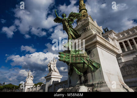 Vittoriano, Nationales Denkmal Victor Emmanuel II (Altar der Nation) im Zentrum von Rom mit schönen Wolken Stockfoto