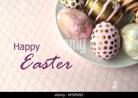 Moderne Ostereier auf solide pastellfarbenen Hintergrund mit Kopie Raum und Frohe Ostern Nachricht eingerichtet. Stockfoto