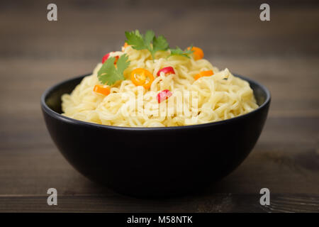 Noch immer leben instant Nudeln mit Pfeffer auf Holztisch, Junk Food oder fast food Konzept. Stockfoto