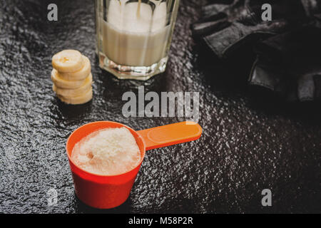 Protein Pulver in Schaufel und Früchte auf steinernen Tisch Stockfoto