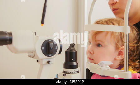 Porträt eines Mädchens in der ophthalmologischen Büro Stockfoto