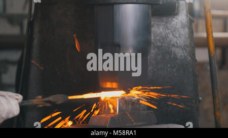 Automatische hämmern - schmied Schmieden rote heiße Eisen auf dem Amboss, extreme Close-up Stockfoto