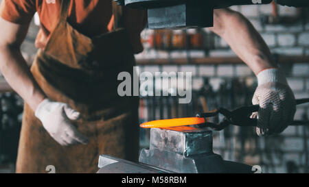 Automatische mechanische Hämmern - schmied Schmieden rote heiße Eisen auf dem Amboss, Tele Stockfoto