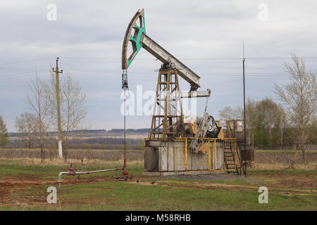 Ölpumpe Autobahnnähe in Tatarstan, Russland Stockfoto