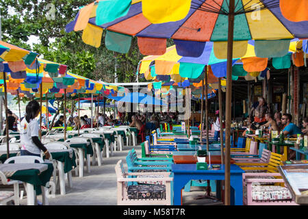 Bunte Cafe Restaurant Straßenszene in Phuket Am Patong Beach Stockfoto