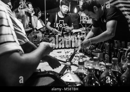 Thai einheimischen Geselligkeit in der Nacht Markt in Phuket Stockfoto