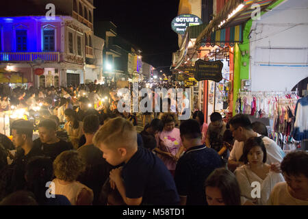 Thai einheimischen Geselligkeit in der Nacht Markt in Phuket Stockfoto