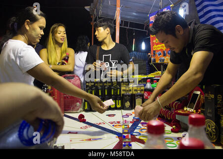 Thai einheimischen Geselligkeit in der Nacht Markt in Phuket Stockfoto