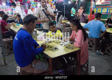 Thai einheimischen Geselligkeit in der Nacht Markt in Phuket Stockfoto