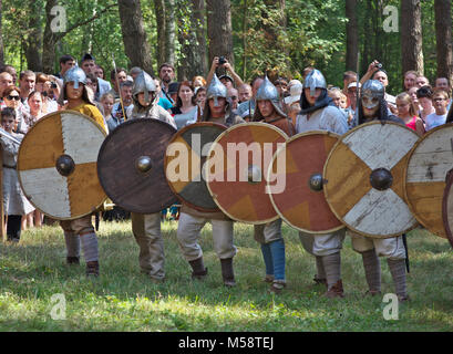 Smolensk, Russland - August 09, 2014, Leitung der alten russischen Krieger beim Festival der historischen Rekonstruktion' Gnezdovo' Stockfoto