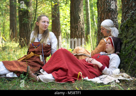 Smolensk, Russland - August 09, 2014, Mädchen in alten russischen nationalen Kleid sitzt im Wald auf einem Halt beim Festival der historischen Rekonstruktion' G Stockfoto