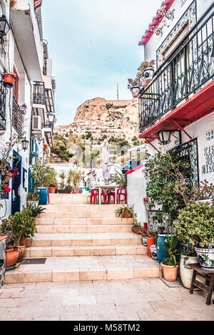 Alicante, Spanien, 31. Dezember 2017: Schöne alte Straße mit Treppen in die Stadt Alicante, Costa Blanca, Spanien Stockfoto