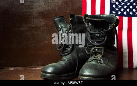 Alte militärische Armee Stiefel und USA-Flagge Stockfoto