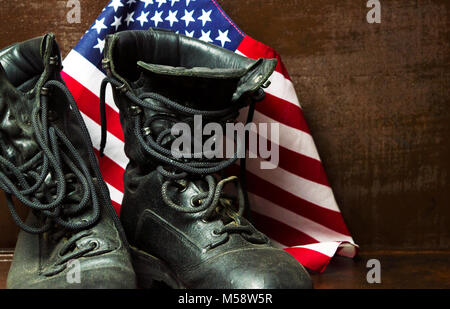 Alte militärische Armee Stiefel und USA-Flagge Stockfoto