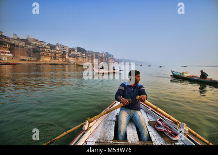 Am frühen Morgen Bootsfahrt, Ganges, Varanasi Ghat, Uttar Pradesh, Indien Stockfoto