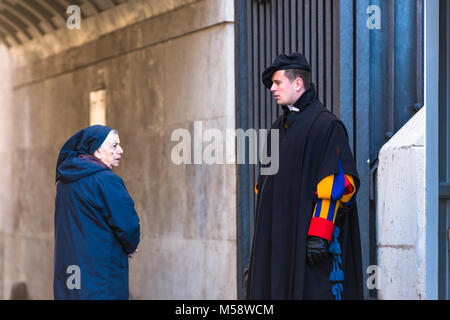 Mitglieder der Päpstlichen Schweizergarde im Vatikan bewachen St. Peters Basilika Rom Roma Latium Italien Stockfoto