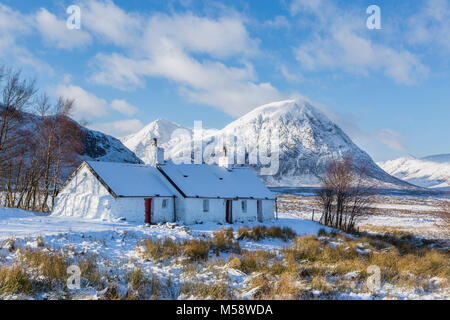 Blackrock Cottage, Rannoch Moor Buachaille Etive Mor macht eine atemberaubende Kulisse zu Blackrock Cottage am Eingang zu Glencoe, Schottland, UK Stockfoto