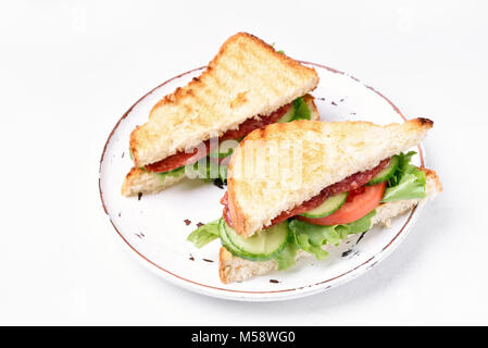 Club Sandwiches mit Salami, Tomaten, Gurken und Kopfsalat auf weißem Hintergrund Stockfoto