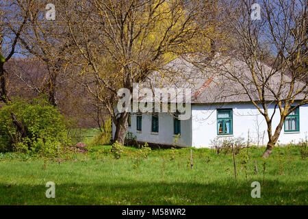 Alte traditionelle ukrainische Landhaus im Sonnenlicht des Frühlings Stockfoto