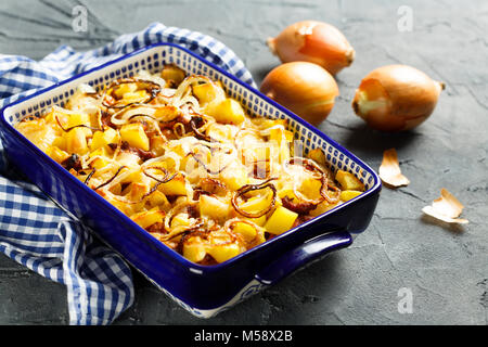 Hausgemachte Kartoffelbacke mit Zwiebel Stockfoto