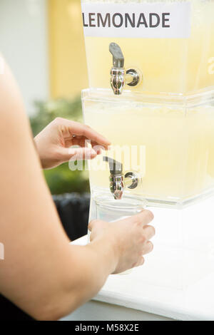 Hausgemachte Limonade in ein Glas gießen Stockfoto