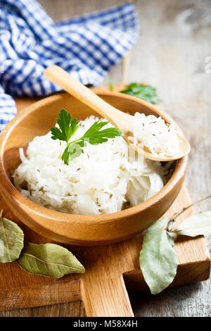 Hausgemachtes Sauerkraut mit Gewürzen in einer Holzschale Stockfoto