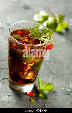 Erfrischender Eistee mit wilder Erdbeere Stockfoto