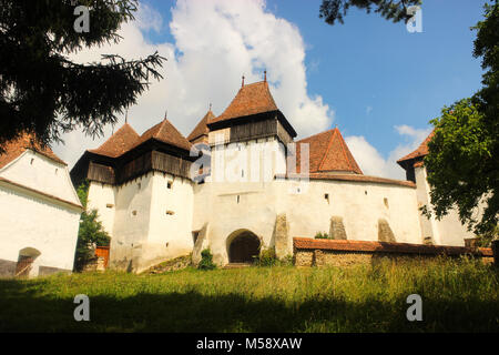 Die beeindruckenden Wehrkirche aus dem sächsischen Dorf Viscri im südlichen Siebenbürgen, Rumänien. Stockfoto