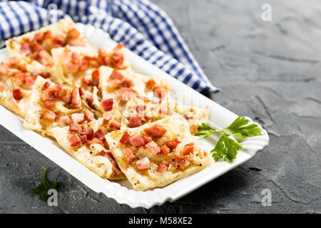 Traditioneller Schinken und Zwiebelkuchen Stockfoto