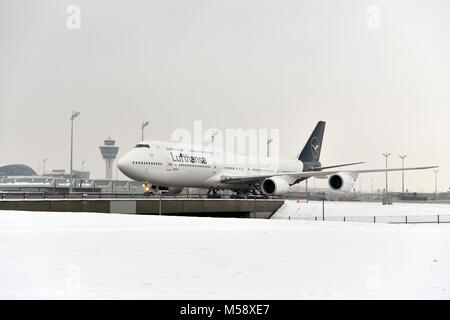 Lufthansa neue Lackierung, Neues Branding, Boeing B 747-800, Airbus, A321, Kiss, Nase an Nase, Winter, Schnee, Terminal 1, Terminal 2, Turm, Flughafen München, Stockfoto